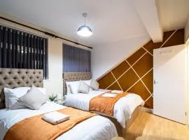 Spacious 2 Bedroom House Near Leeds City Sleeps 6 Free Parking