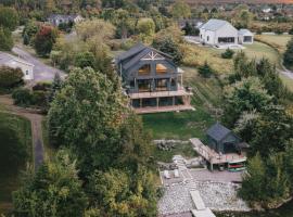 Gray Owl Lodge- A Serene Lakefront Retreat on Sleepy Hollow Lake near Hudson NY、Athensのホテル