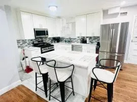 Cheerful 4-bedroom home with free parking