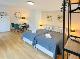 ImmoStay #3 - Penthouse mit zwei Balkonen & Seeblick, Parking & WiFi