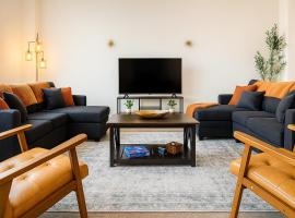 Spacious Loft - near CSU, Playhouse, Progressive field, R&R Hall of Fame with Gym & Sauna and Sleeps 12, hotel in Cleveland