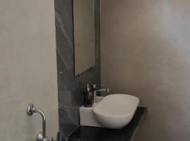 Valley vibes by Bahugunas den, hotel in Srīnagar