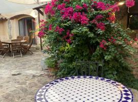 Charming village house for families & cyclists, hotel di Juià