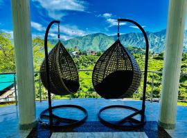 Sitara Scenic Mountain View Hotel & Resort, Mussoorie - Luxury Rooms with open Rooftop Cafe, hotel v destinaci Mussoorie