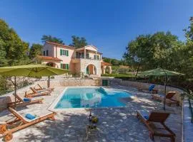 Villa Maggie, Your Peaceful Istrian Getaway with Shared Pools