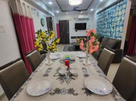 Comfortable Luxe 3BHK 3 AC Prime Bogda Road Bhopal, acomoda&ccedil;&atilde;o com cozinha em Bhopal
