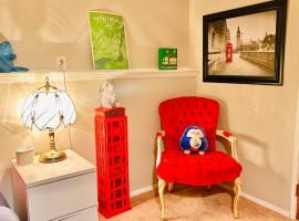 Artistic and stylish english charm backyard private guest house with master bedroom and living room, guest house in Kelowna