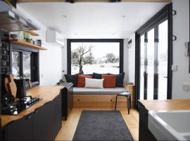 Serene Mountain Retreat in Jindabyne - Private Tiny Home、ジンダバインのタイニーハウス