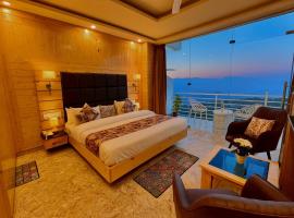 Hotel Lily Woods, Near JW Marriott Mussoorie - A Beautiful Lavish & Luxury Hotel with Mountain View Managed By Lily, ξενοδοχείο με υδρομασάζ σε Mussoorie
