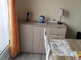 STUDIO à louer, ξενοδοχείο σε Pont-lʼÉvêque