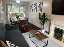 Luxurious Three-Bedroom Family Home with Free Parking, hotel di Wincobank