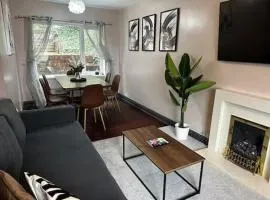 Luxurious Three-Bedroom Family Home with Free Parking