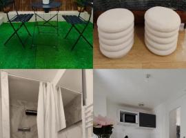 Charming studio with terrace in Roubaix, hotel v destinaci Roubaix