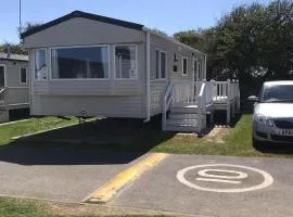Dog Friendly 6 Berth Caravan With Decking Close To Pakefield Beach Ref 68106Cr