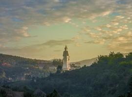 Peaceful Stream Homestay, chalet de monta&ntilde;a en Hoat
