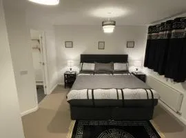 Central 2-Bed Apartment - Sleeps 5 & Free Parking