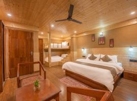 The Kufri Retreat I Vacations I Conference I MICE I Family Events I Open Air Terrace I Sky Bonfire I Charvi Retreat by Exotic Stays, hotel sa Kufri