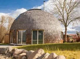 Kugelhaus Phoebe Charmantes Kugelhaus aus Holz am Waldrand des Tollensesees