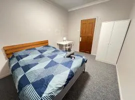 Cozy Queen Room Close to Shops and Station - PH4