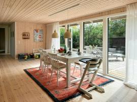 Newly Renovated Holiday Home Near Vejby Beach, hotel in Holløselund