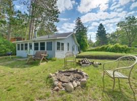 Pet Friendly Mullett Lake Cabin with Dock!, Hotel in Lagune Indian River