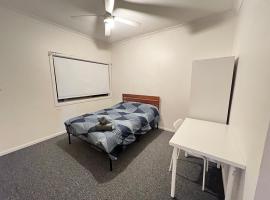 Queen Room next to Station and Shops - PH5, hotel in Pendle Hills