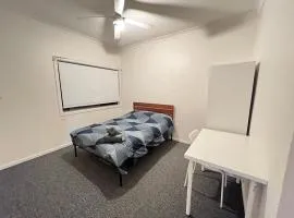 Queen Room next to Station and Shops - PH5