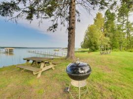 Pet Friendly Lake Cabin Private Dock and Fire Pit!, Hotel in Lagune Indian River