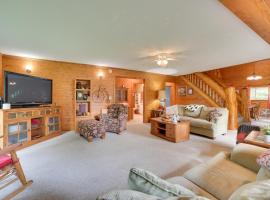 Pet Friendly Mullett Lake Home 3 Mi to Marina!, Hotel in Lagune Indian River