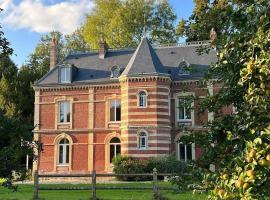Historic Manor House In The Heart Of Normandie, Hotel in Saint-Martin-aux-Arbres