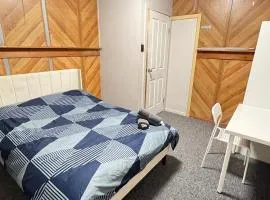 Cozy Queen Room Next to Station and Shops - PH6