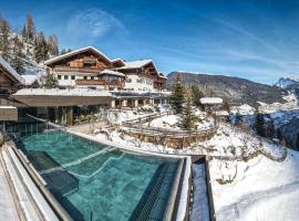 Charmehotel Uhrerhof - Deur, hotel a Ortisei