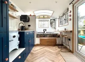 Luxury Shepherds Hut With Wood Fired Hot Tub