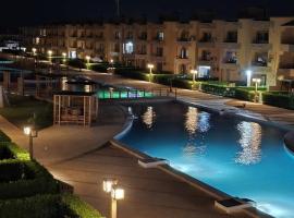 شاليه ارضي غرفتين و2 تواليت لاجولي العين السخنه عائلات فقط, chata v destinaci Banī Ghālib