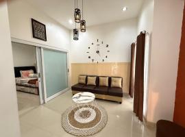 Ivo Homestay Jogja, ξενοδοχείο σε Gondowulung