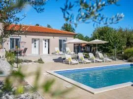 Villa Casa Lilium, a charming holiday apartment 6km near the sea