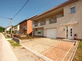 1 Bedroom Lovely Apartment In Gracac, Hotel in Gračac