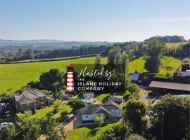 Adgestone Villa - A Luxurious Countryside Escape with Heated Pool, Near Sandown Beach, Dog Friendly in Rural Sandown - Perfect Getaway for Family & Friends, hotel a Alverstone