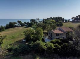 Casa Tobira - casale panoramico sul mare in collina, hôtel à Trebbiantico