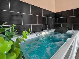Balnéo Privée Wifi Fibre Chic & Détente Romantique, hotel in Tourcoing