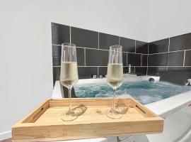 Balnéo privée, Cinéma, Fibre & Patio, hotel in Tourcoing