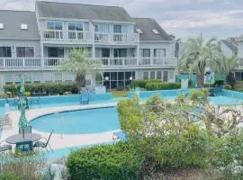 Lovely 2 bedroom condo with pool J3