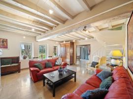 Le Clos des Perouzes, hotel u gradu 'Combertault'