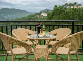 The Mesmerizing View I Serviced Apartments I Open Air Pvt Lawn I Peacefull Area I Family Accomodation I Kasauli By Exotic Stays