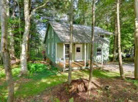 Adirondacks Cabin with Fire Pit on Otter Lake!, hotel a Forestport