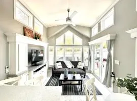 New Tiny Home- Paddle Boards, Kayaks, Pool, Marina