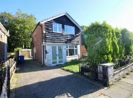 Serene 3-Bedroom Family Rochdale Home with Garden
