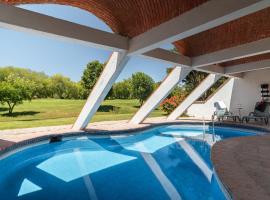 Casa Mexicana con Alberca Techada y Jardín, ξενοδοχείο σε Tequisquiapan