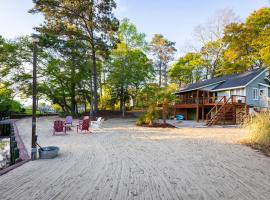 Secluded Waterfront Retreat With Backyard Beach – hotel w mieście Kitty Hawk Beach