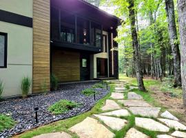 Luxury Lakefront 4 BDR, 10 Beds, 4 Bath, hotel em Eagle River